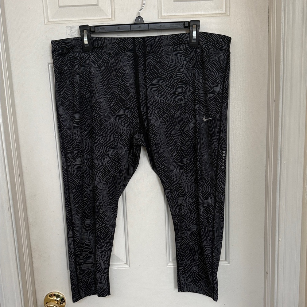 Nike Black Wave-Patterned Leggings Capri 2X
